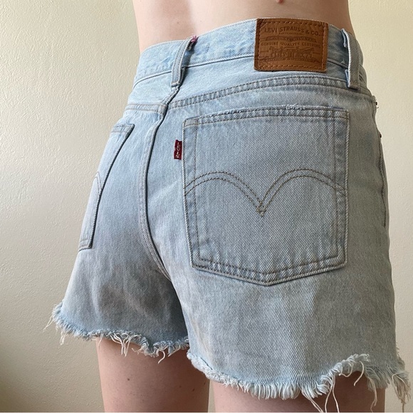 🌼LEVIS WEDGIE Short Light Wash Shorts size 28 - Picture 2 of 12